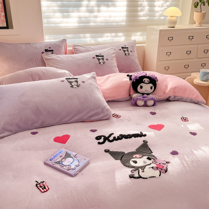 91家纺网 家纺一手货源 找家纺 金爱家 2024新款正版三丽鸥授权毛巾绣刺绣工艺加厚牛奶绒系列四件套 绒毛巾绣-粉紫库洛米