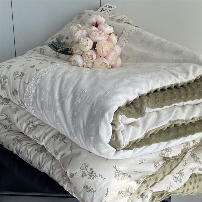 91家纺网 家纺一手货源 找家纺 2025新款秋冬季棉加豆豆绒法式花边款豆豆被被芯雏菊绿