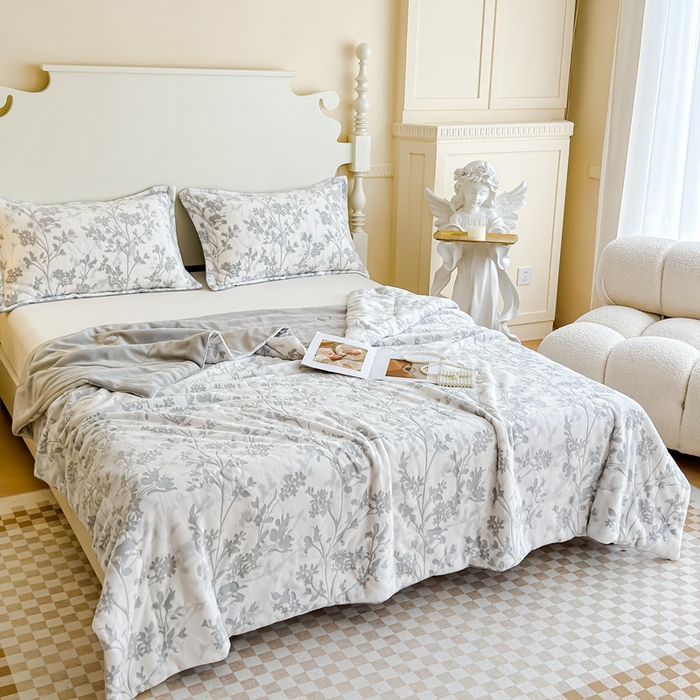 91家纺网 家纺一手货源 找家纺 金丝鸟家纺 2024新款加厚240g立体雕花牛奶绒夹棉绗缝毛毯 繁花 灰ab毯