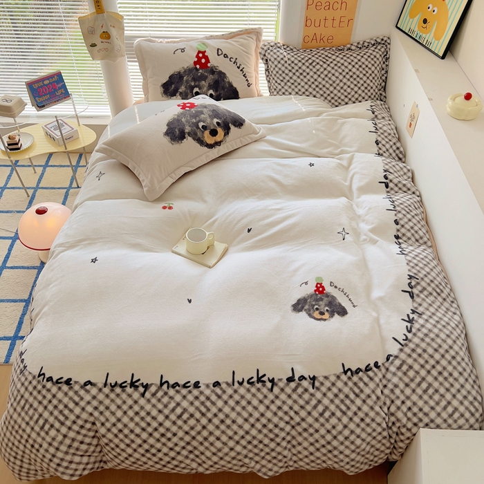 91家纺网 家纺一手货源 找家纺 金爱家 2024新款ins大版牛奶绒数码印花四件套 绒大版-樱桃小狗