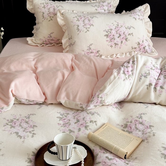 91家纺网 家纺一手货源 找家纺 潘朵拉家纺 2024爆款绒法式双层牛奶绒花边四件套 粉黛