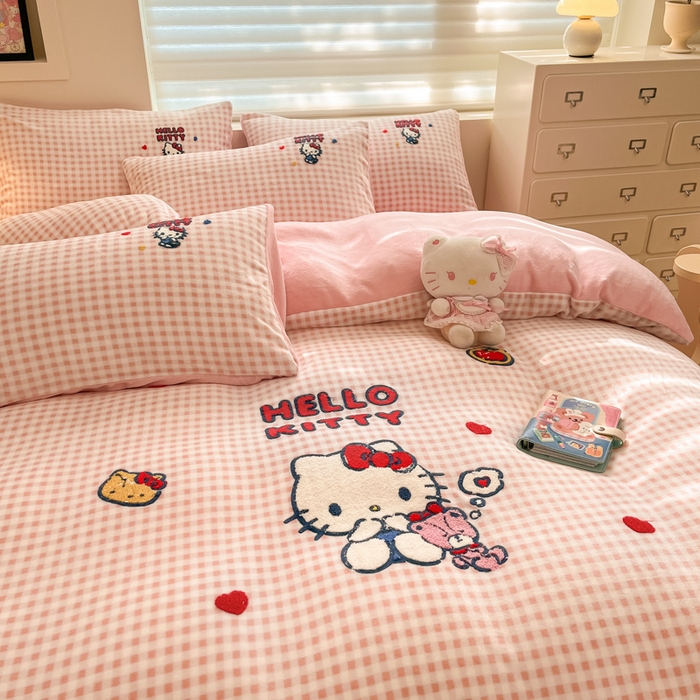 91家纺网 家纺一手货源 找家纺 金爱家 2024新款正版三丽鸥授权毛巾绣刺绣工艺加厚牛奶绒系列四件套 绒毛巾绣-小熊kitty