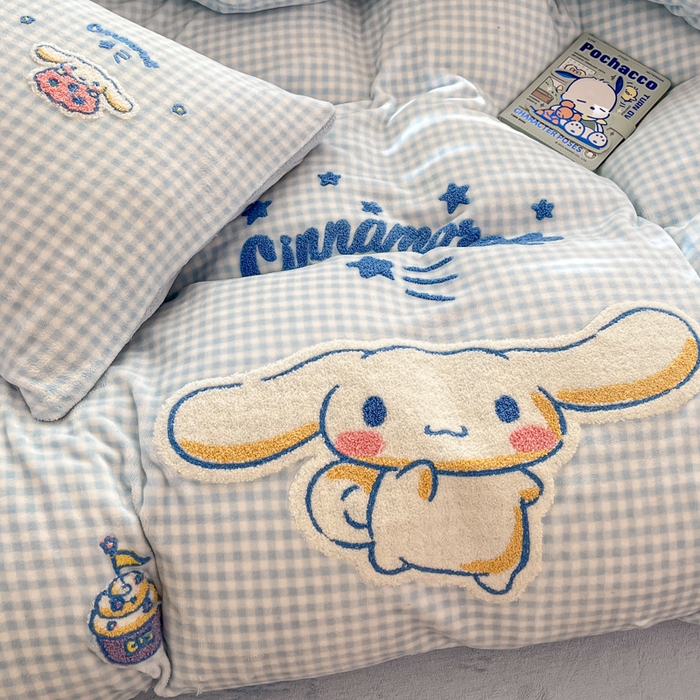 91家纺网 家纺一手货源 找家纺 金爱家 2024新款正版三丽鸥授权毛巾绣刺绣工艺加厚牛奶绒系列四件套 绒毛巾绣-蓝格大耳狗