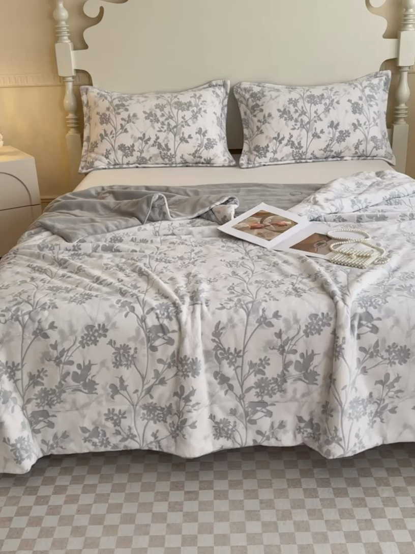 91家纺网 家纺一手货源 找家纺 金丝鸟家纺 2024新款加厚240g立体雕花牛奶绒夹棉绗缝毛毯 繁花 灰ab毯