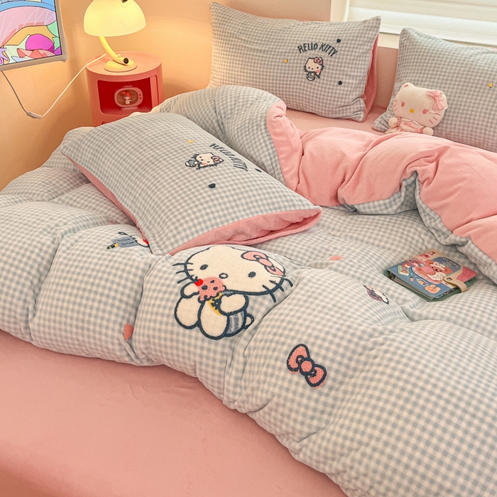 91家纺网 家纺一手货源 找家纺 金爱家 2024新款正版三丽鸥授权毛巾绣刺绣工艺加厚牛奶绒系列四件套 绒毛巾绣-蓝格甜筒kitty