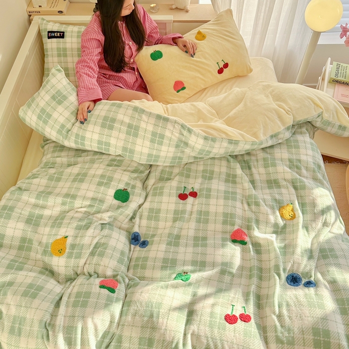 91家纺网 家纺一手货源 找家纺 呗旺鹿 2024新款A类高克重散盘印花毛巾绣牛奶绒四件套 水果世界