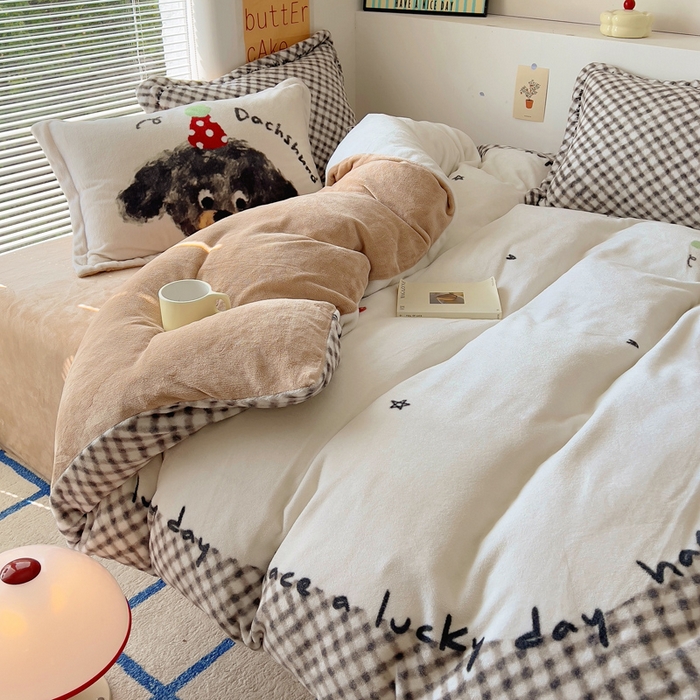 91家纺网 家纺一手货源 找家纺 金爱家 2024新款ins大版牛奶绒数码印花四件套 绒大版-樱桃小狗