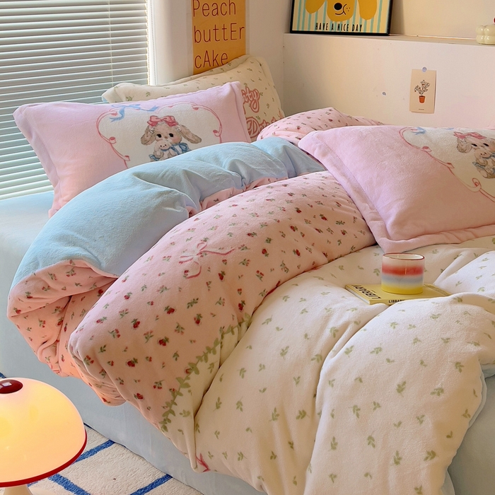 91家纺网 家纺一手货源 找家纺 金爱家 2024新款ins大版牛奶绒数码印花四件套 绒大版-抱抱兔