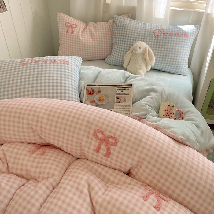 91家纺网 家纺一手货源 找家纺 顾里家纺 2024新款格子蝴蝶结毛巾绣牛奶绒四件套 粉蓝蝴蝶结