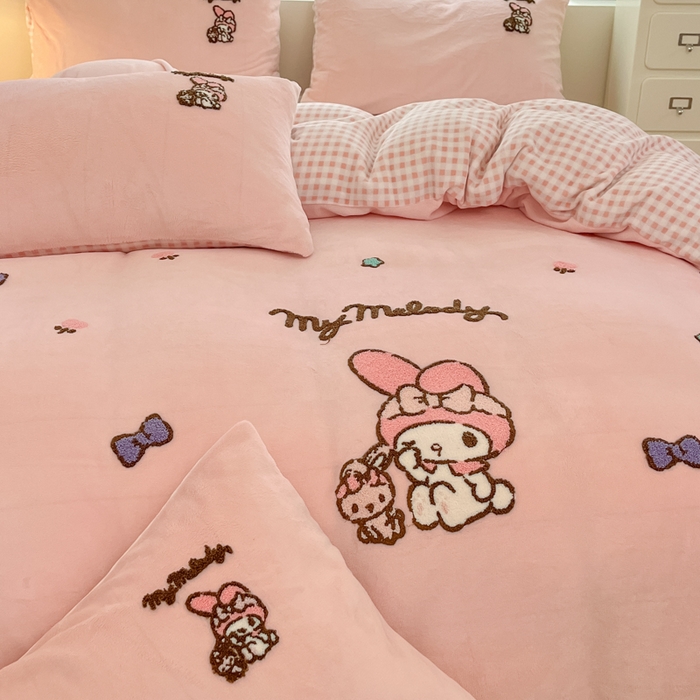 91家纺网 家纺一手货源 找家纺 （总）金爱家 2024新款正版三丽鸥授权毛巾绣刺绣工艺加厚牛奶绒系列四件套