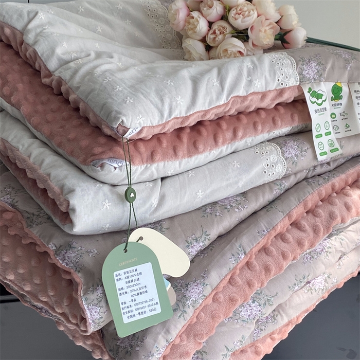 91家纺网 家纺一手货源 找家纺 2025新款秋冬季棉加豆豆绒法式花边款豆豆被被芯 紫薇花