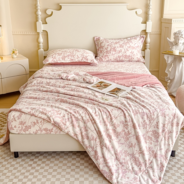 91家纺网 家纺一手货源 找家纺 （总）金丝鸟家纺 2024新款加厚240g立体雕花牛奶绒夹棉绗缝毛毯