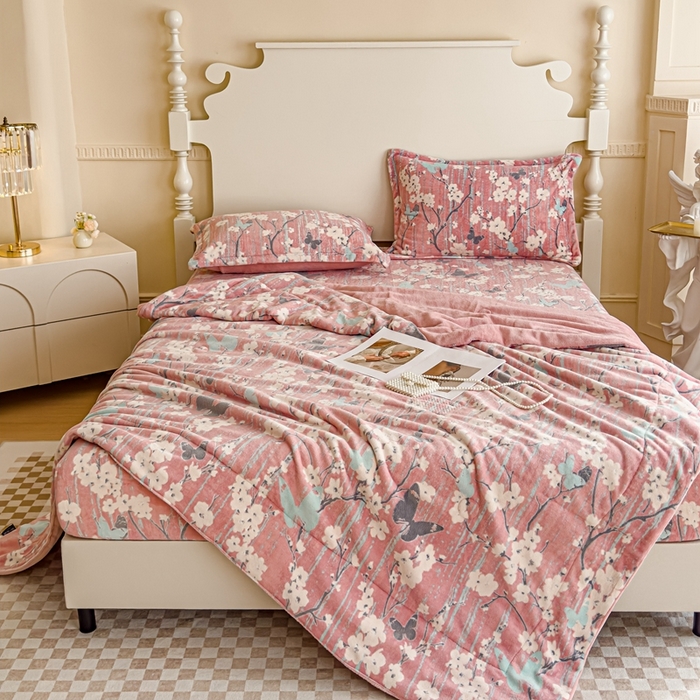 91家纺网 家纺一手货源 找家纺 金丝鸟家纺 2024新款加厚240g立体雕花牛奶绒夹棉绗缝毛毯 蝴蝶花 粉ab毯