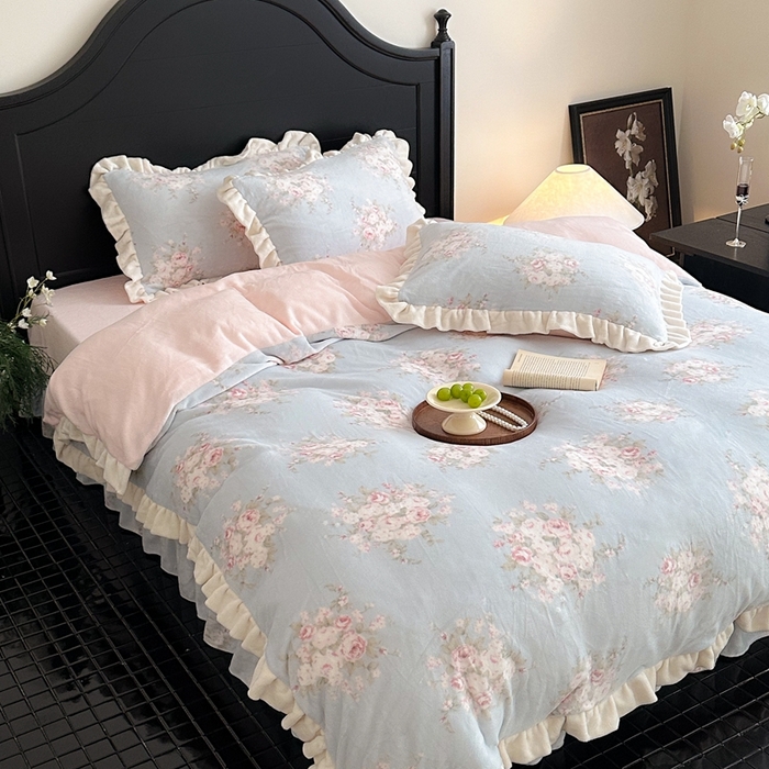 91家纺网 家纺一手货源 找家纺 潘朵拉家纺 2024爆款绒法式双层牛奶绒花边四件套 浅夏