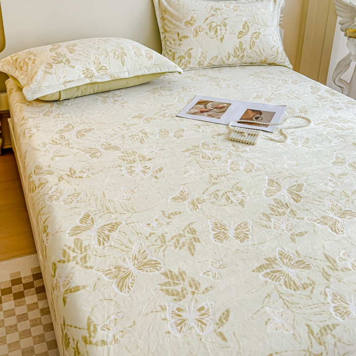 91家纺网 家纺一手货源 找家纺 金丝鸟家纺 2024新款加厚240g立体雕花牛奶绒床笠 蝴蝶飞 草绿