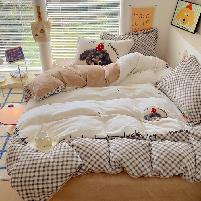 91家纺网 家纺一手货源 找家纺 金爱家 2024新款ins大版牛奶绒数码印花四件套 绒大版-樱桃小狗