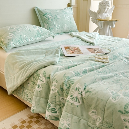 91家纺网 家纺一手货源 找家纺 （总）金丝鸟家纺 2024新款加厚240g立体雕花牛奶绒夹棉绗缝毛毯