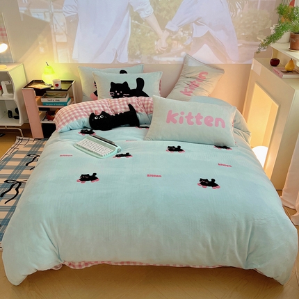 91家纺网 家纺一手货源 找家纺 桃喜 2024新款230g牛奶绒绣花系列四件套 粉格小黑猫