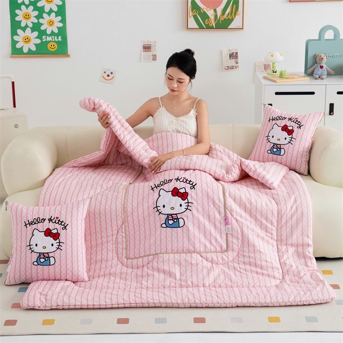 91家纺网 家纺一手货源 找家纺 照世家纺 2024新款亲肤舒适三丽鸥可爱卡通抱枕被 凯蒂猫-粉