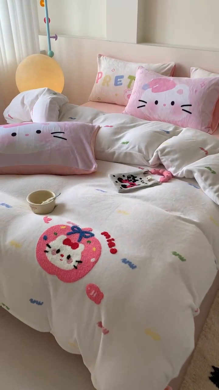 91家纺网 家纺一手货源 找家纺 澳萝拉 2024新款牛奶绒毛巾绣四件套 苹果猫咪