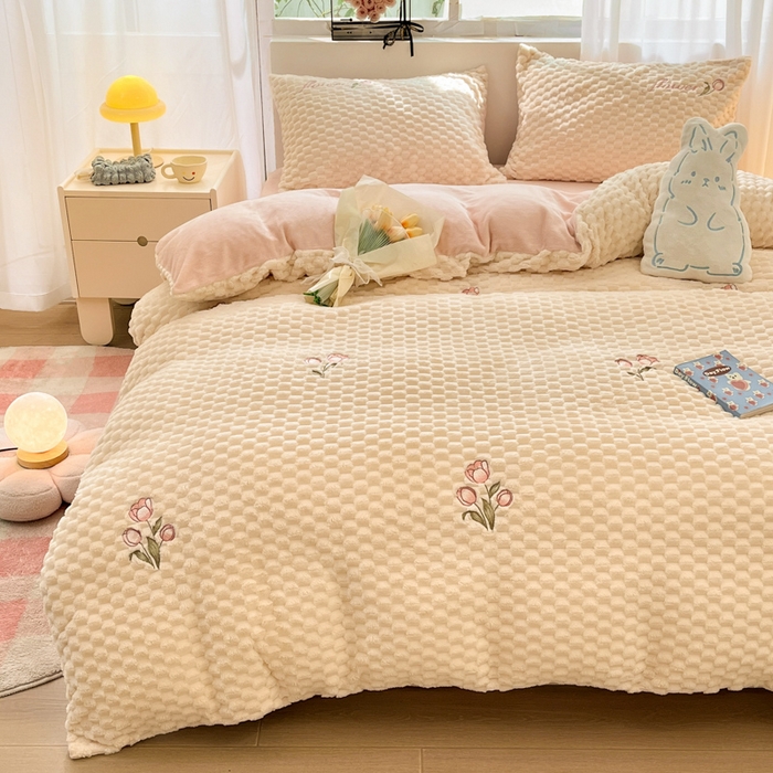 91家纺网 家纺一手货源 找家纺 慕尚家纺  2025新款豆豆绒刺绣四件套 玫瑰 白粉