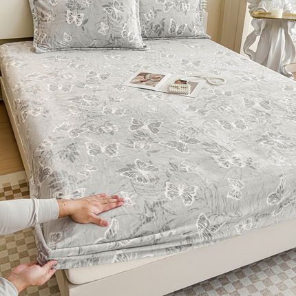 91家纺网 家纺一手货源 找家纺 金丝鸟家纺 2024新款加厚240g立体雕花牛奶绒床笠 蝴蝶飞 灰