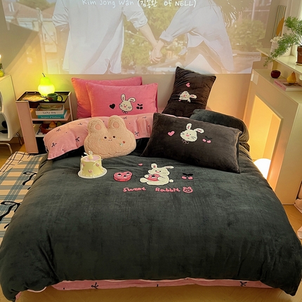 桃喜 2024新款230g牛奶绒绣花系列四件套 黑粉兔兔