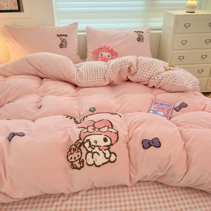 91家纺网 家纺一手货源 找家纺 金爱家 2024新款正版三丽鸥授权毛巾绣刺绣工艺加厚牛奶绒系列四件套 绒毛巾绣-粉格美乐蒂