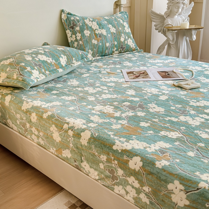 91家纺网 家纺一手货源 找家纺 金丝鸟家纺 2024新款加厚240g立体雕花牛奶绒床笠 蝴蝶花 绿