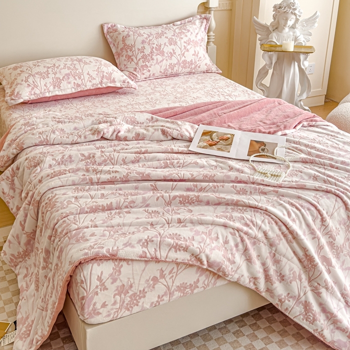 91家纺网 家纺一手货源 找家纺 （总）金丝鸟家纺 2024新款加厚240g立体雕花牛奶绒夹棉绗缝毛毯