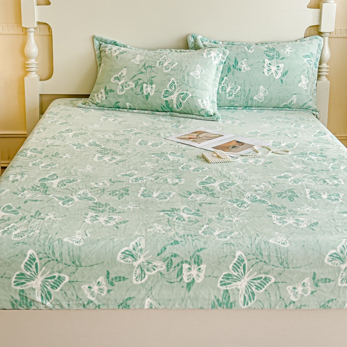 91家纺网 家纺一手货源 找家纺 金丝鸟家纺 2024新款加厚240g立体雕花牛奶绒床笠 蝴蝶飞 绿