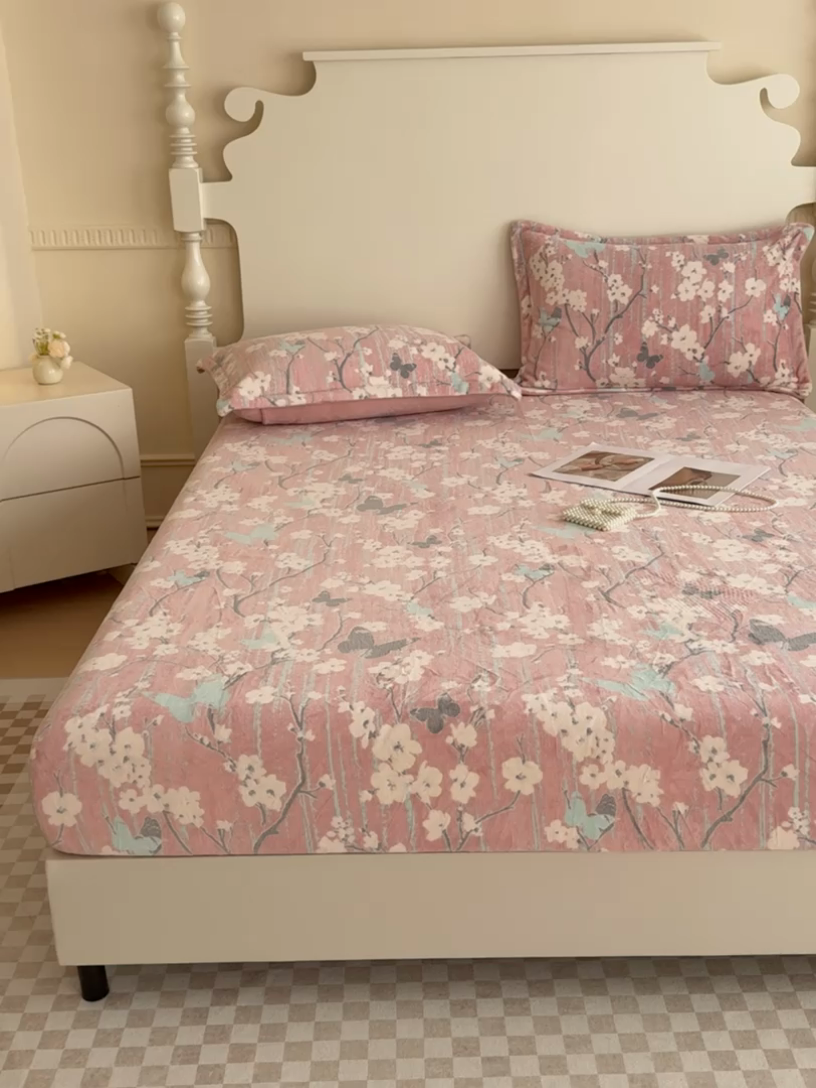 91家纺网 家纺一手货源 找家纺 金丝鸟家纺 2024新款加厚240g立体雕花牛奶绒床笠 蝴蝶花 粉