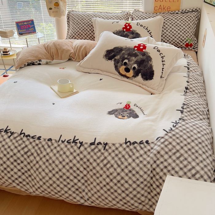 91家纺网 家纺一手货源 找家纺 金爱家 2024新款ins大版牛奶绒数码印花四件套 绒大版-樱桃小狗