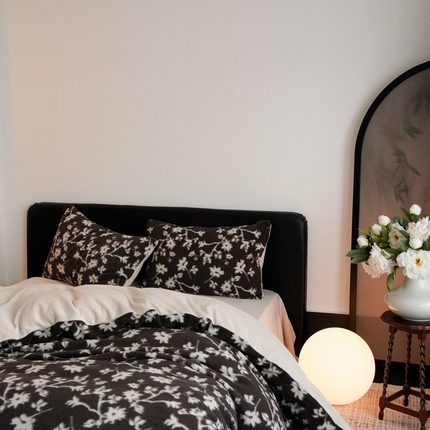 91家纺网 家纺一手货源 找家纺 （总）鹿班家居 2024冬季新款保暖高克重仿羊毛绒印花系列四件套-花恋波波