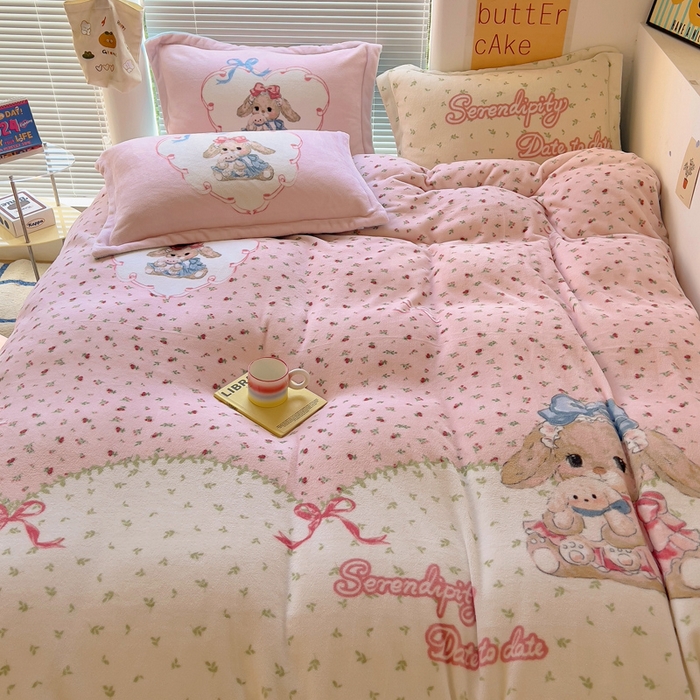 91家纺网 家纺一手货源 找家纺 金爱家 2024新款ins大版牛奶绒数码印花四件套 绒大版-抱抱兔