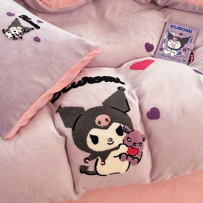 91家纺网 家纺一手货源 找家纺 金爱家 2024新款正版三丽鸥授权毛巾绣刺绣工艺加厚牛奶绒系列四件套 绒毛巾绣-粉紫库洛米