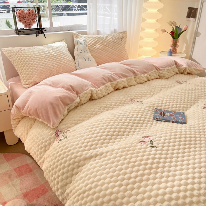 91家纺网 家纺一手货源 找家纺 慕尚家纺  2025新款豆豆绒刺绣四件套 玫瑰 白粉