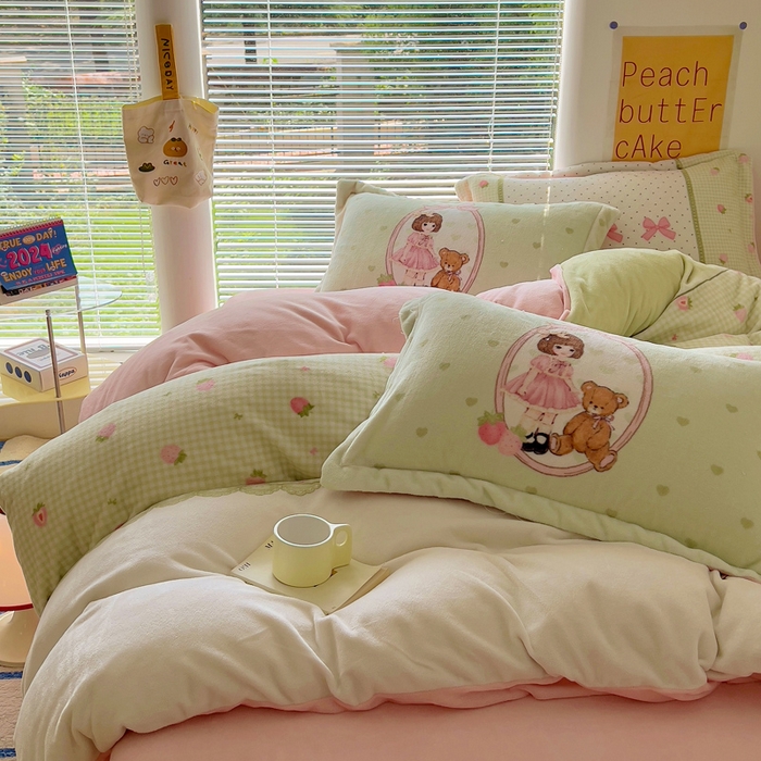 91家纺网 家纺一手货源 找家纺 金爱家 2024新款ins大版牛奶绒数码印花四件套 绒大版-草莓女孩