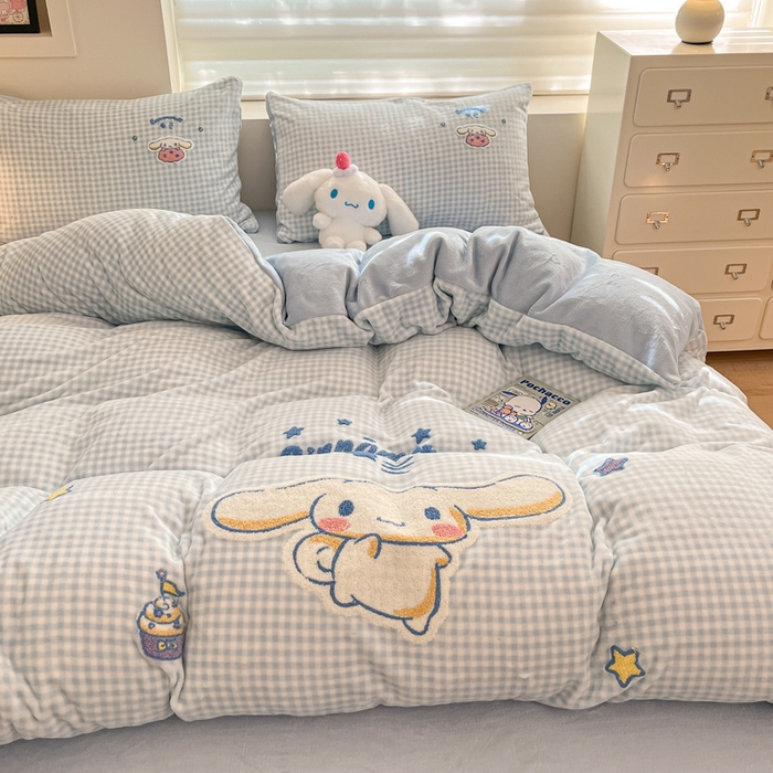 91家纺网 家纺一手货源 找家纺 金爱家 2024新款正版三丽鸥授权毛巾绣刺绣工艺加厚牛奶绒系列四件套 绒毛巾绣-蓝格大耳狗