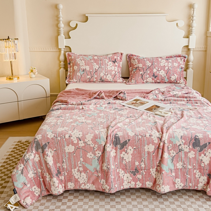 91家纺网 家纺一手货源 找家纺 金丝鸟家纺 2024新款加厚240g立体雕花牛奶绒夹棉绗缝毛毯 蝴蝶花 粉ab毯