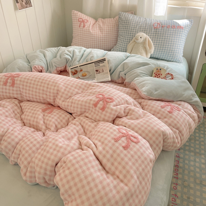 91家纺网 家纺一手货源 找家纺 顾里家纺 2024新款格子蝴蝶结毛巾绣牛奶绒四件套 粉蓝蝴蝶结