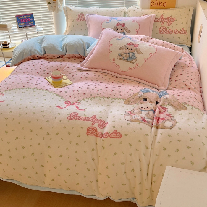 91家纺网 家纺一手货源 找家纺 金爱家 2024新款ins大版牛奶绒数码印花四件套 绒大版-抱抱兔