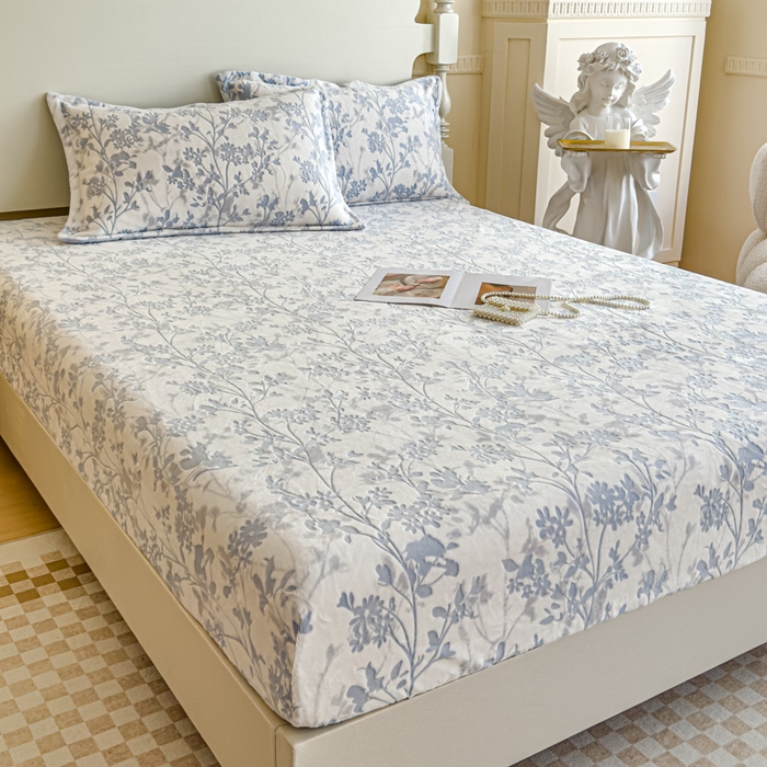 91家纺网 家纺一手货源 找家纺 金丝鸟家纺 2024新款加厚240g立体雕花牛奶绒床笠 繁花 蓝