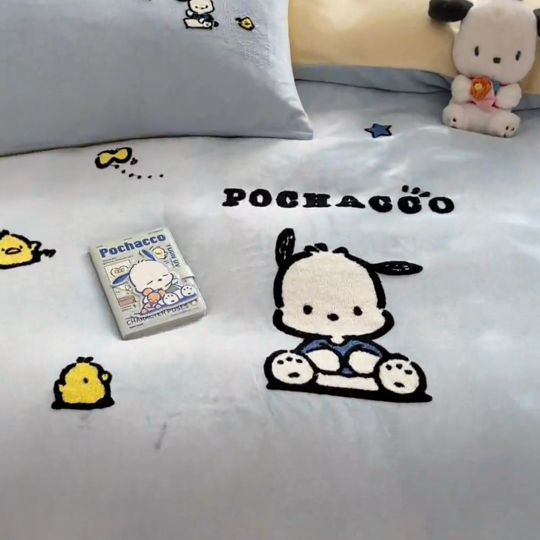 91家纺网 家纺一手货源 找家纺 金爱家 2024新款正版三丽鸥授权毛巾绣刺绣工艺加厚牛奶绒系列四件套 绒毛巾绣-蓝黄帕恰狗