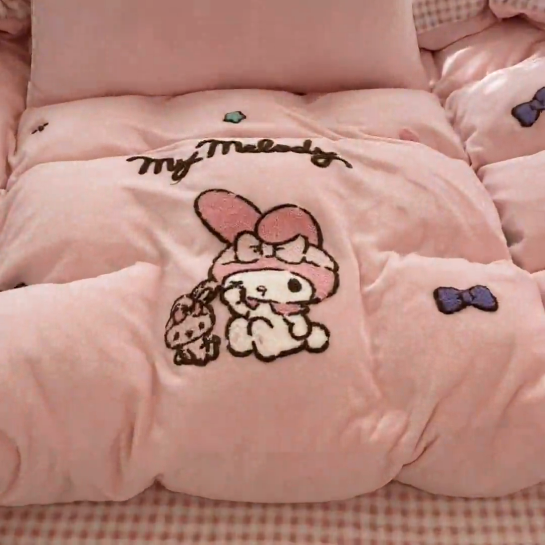 91家纺网 家纺一手货源 找家纺 （总）金爱家 2024新款正版三丽鸥授权毛巾绣刺绣工艺加厚牛奶绒系列四件套