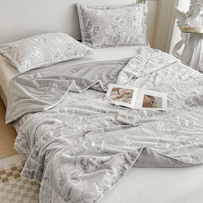 91家纺网 家纺一手货源 找家纺 金丝鸟家纺 2024新款加厚240g立体雕花牛奶绒夹棉绗缝毛毯 蝴蝶飞 灰ab毯