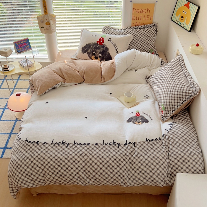 91家纺网 家纺一手货源 找家纺 金爱家 2024新款ins大版牛奶绒数码印花四件套 绒大版-樱桃小狗