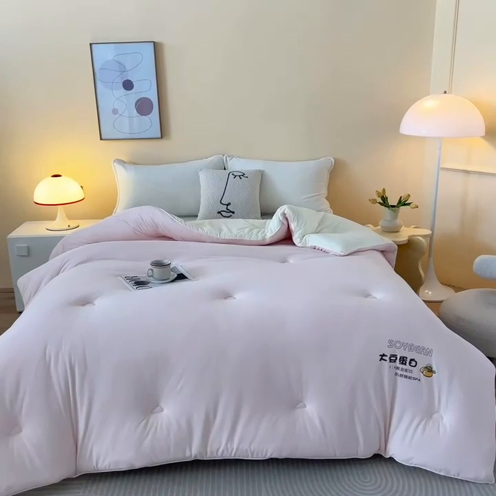 91家纺网 家纺一手货源 找家纺 佳居缘 2025新款小奶猫A类针织棉火山绒大豆被被子被芯软糯单人双人被芯冬被 奶油粉米黄双拼