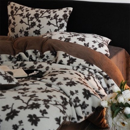 91家纺网 家纺一手货源 找家纺 （总）鹿班家居 2024冬季新款保暖高克重仿羊毛绒印花系列四件套-花恋波波