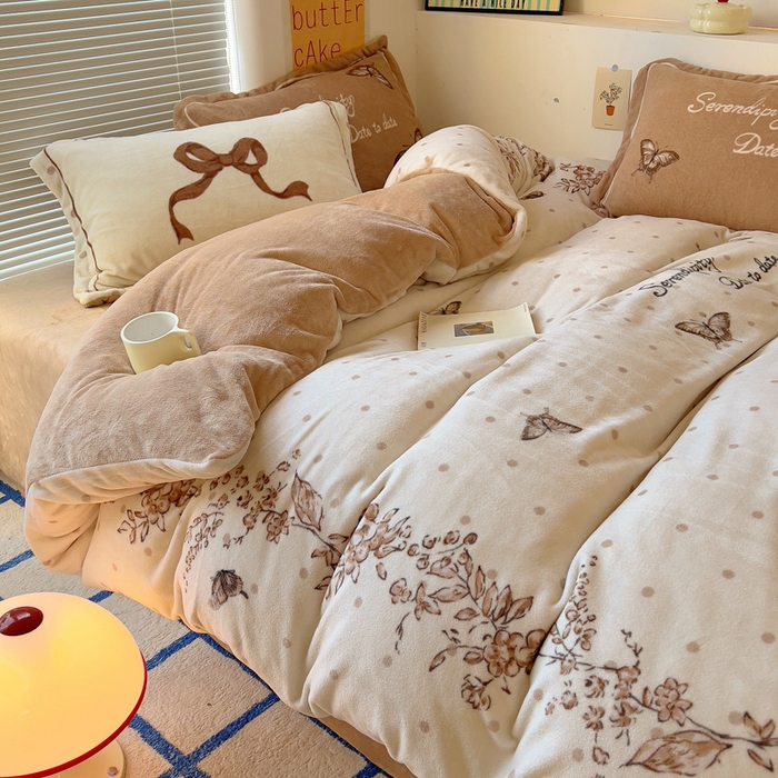 91家纺网 家纺一手货源 找家纺 金爱家 2024新款ins大版牛奶绒数码印花四件套 绒大版-蝴蝶飞飞咖